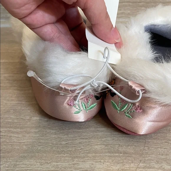 DISNEY NWT Girls Size 13/1 Princess Pink Slippers with White Fur Trim - Picture 7 of 9